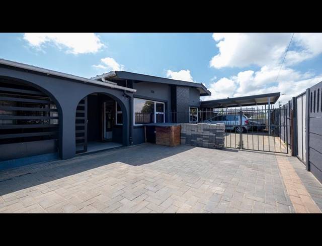 4 BEDROOM HOUSE FOR SALE IN UITSIG